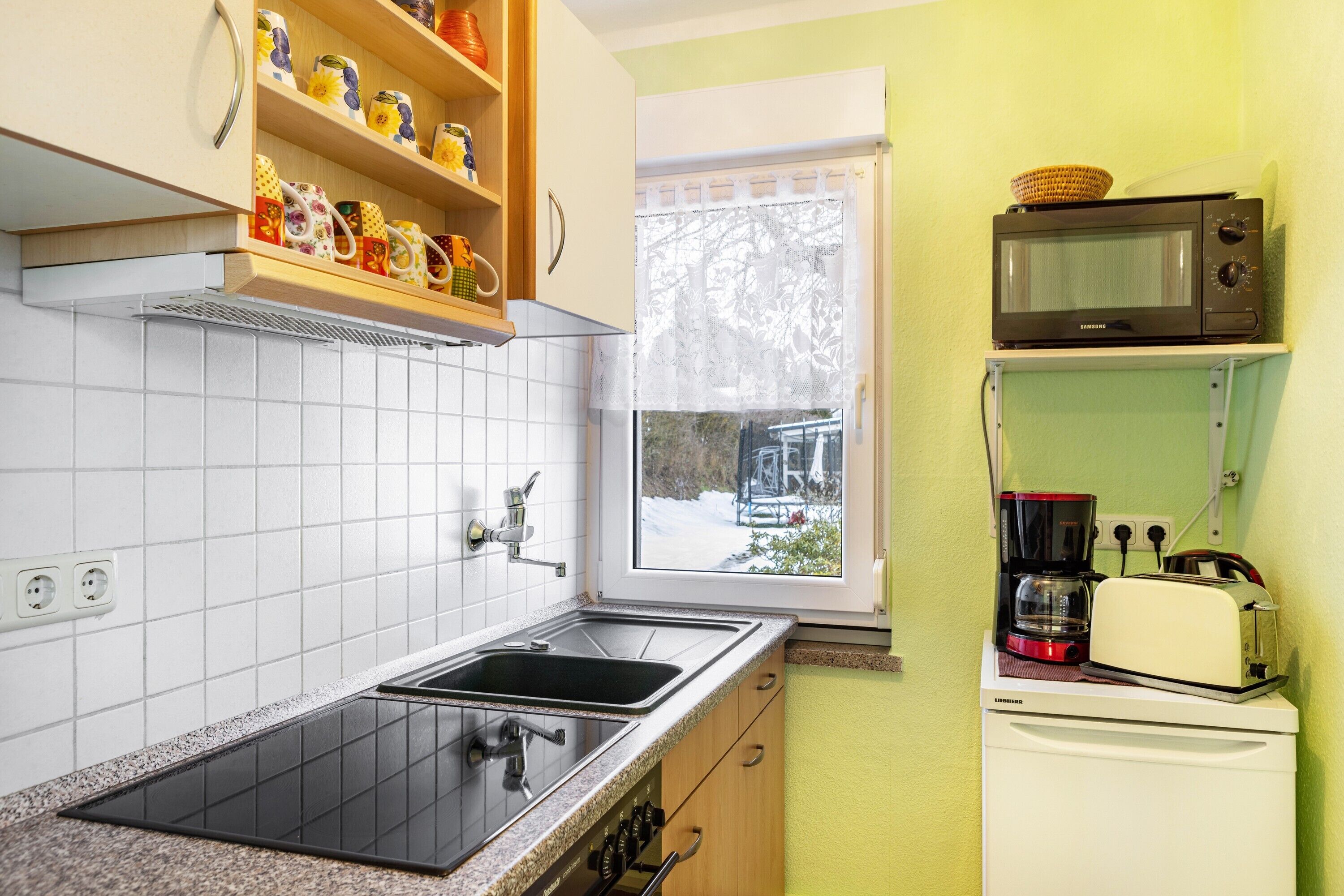 Een koelkast, een microgolfoven, een oven, een kookplaat