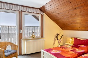2 bedrooms, WiFi, bed sheets - Holiday Home 'Kaiser' with Mountain View, Private Terrace and Wi-Fi (Wasungen)