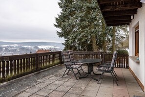 Outdoor dining - Holiday Home 'Kaiser' with Mountain View, Private Terrace and Wi-Fi (Wasungen)