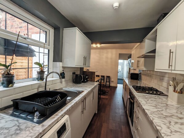 Refrigerador, microondas, horno, placa de cocina