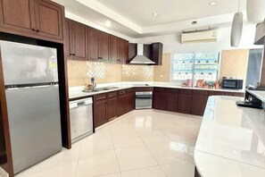 Private kitchen - Chuan Pool Villa Rawai Phuket (Phuket)