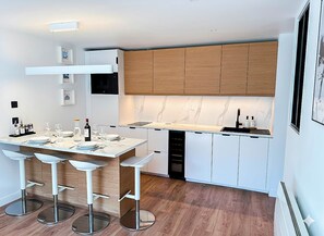 Fridge, microwave, stovetop, dishwasher