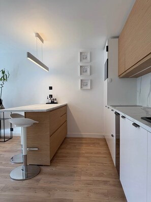Geladeira, micro-ondas, cooktop, lava-louças