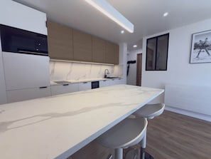 Kylskåp, mikrovågsugn, spishäll och diskmaskin