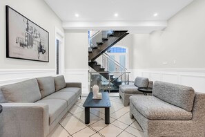 Televisión y chimenea 