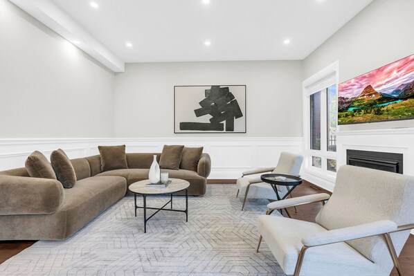 Televisión y chimenea 