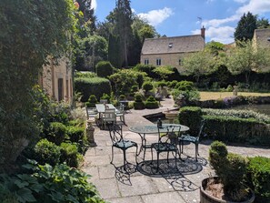Outdoor dining - A characterful Cotswold Mill (Blockley)