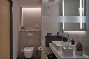 Bathroom - Adina Apartment Hotel Dusseldorf (Dusseldorf)