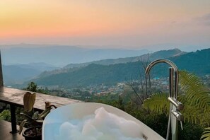 A bathtub with a view of a mountainous landscape. - Sinsup villa private Mountain View (Mae Suai)