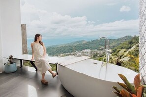 A woman sitting by a bathtub with a view of a mountainous landscape. - Sinsup villa private Mountain View (Mae Suai)