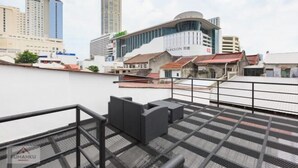 A rooftop terrace with outdoor seating and a view of the city skyline. - 7-Room Exec House, Rumahku Express, Georgetown (George Town)