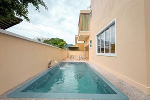Outdoor pool - Aesthetic Muji Pool Villa in Ipoh 5BR 24Pax (Tambun)