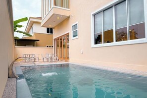 Outdoor pool - Aesthetic Muji Pool Villa in Ipoh 5BR 24Pax (Tambun)