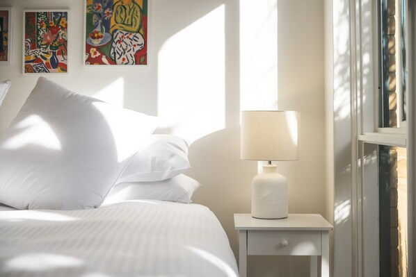 1 غرفة نوم ومساحة عمل للكمبيوتر المحمول وملاءات أسرّة