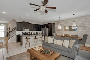 Living area - Luxury 5-bed Home With Private Splash Pool (Kissimmee)