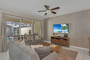 Living area - Luxury 5-bed Home With Private Splash Pool (Kissimmee)