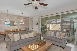 Living area - Luxury 5-bed Home With Private Splash Pool (Kissimmee)