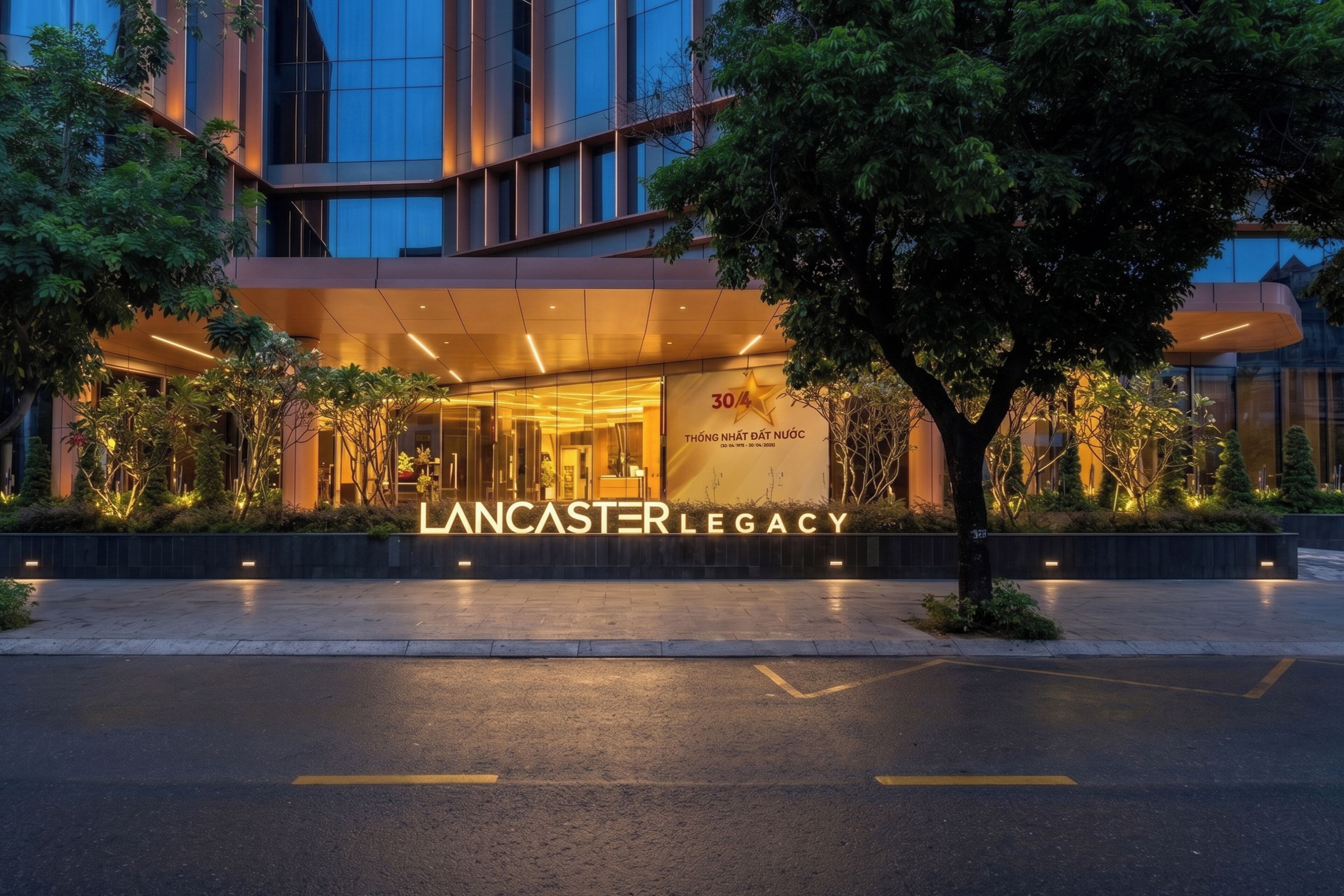 Un edificio moderno con una entrada destacada, ventanas amplias y un cartel que dice 'Lancaster Legacy'.