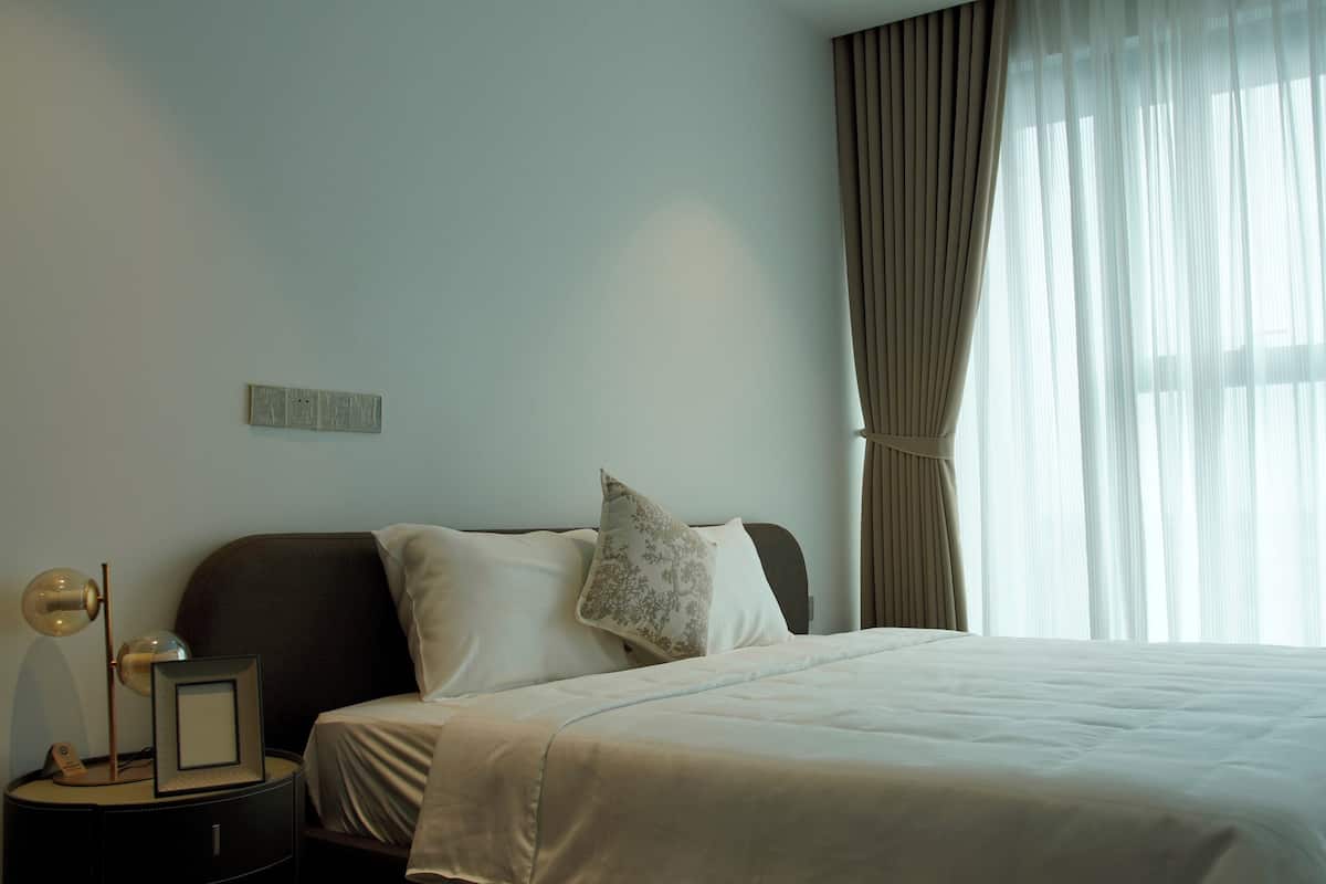 Premium bedding, free minibar items, in-room safe, desk