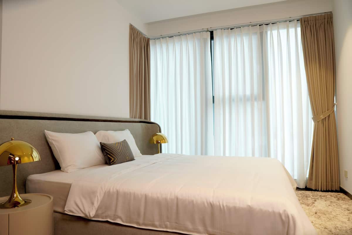 Premium bedding, free minibar items, in-room safe, desk