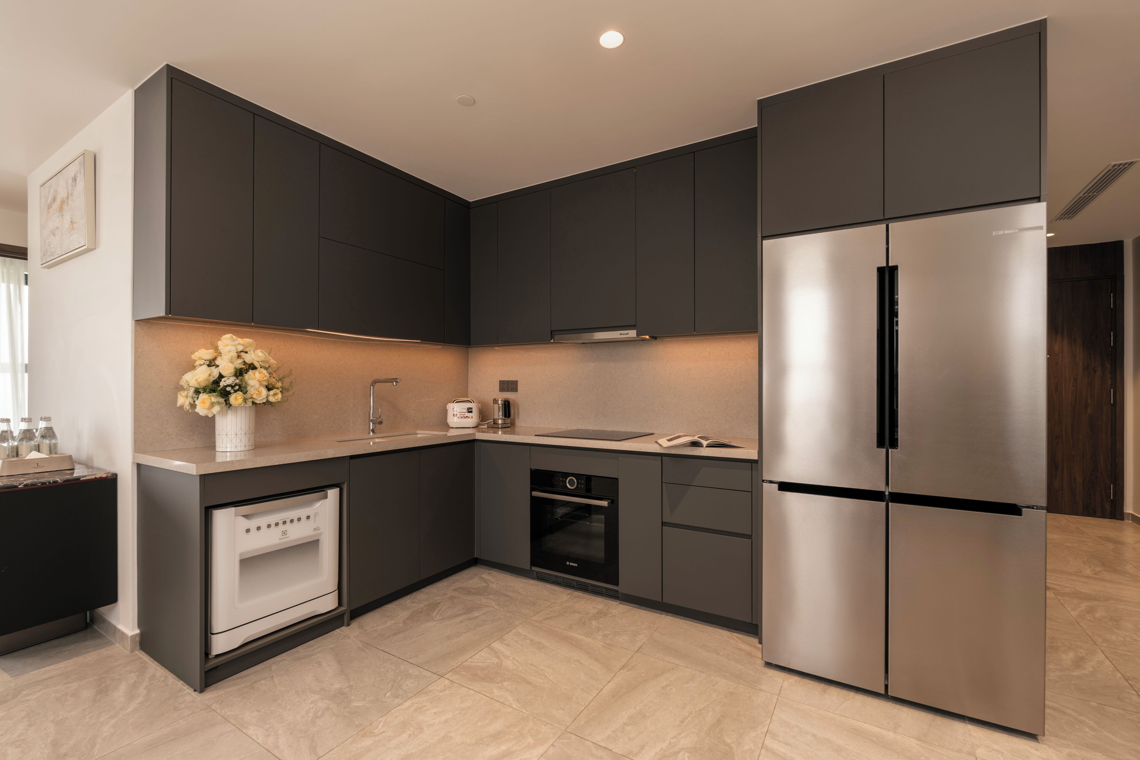 Suite, 3 chambres, vue ville | Cuisine privée | Réfrigérateur, serviettes en papier, tables à manger