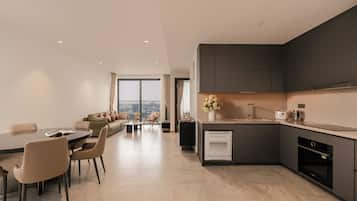 Suite, 3 habitaciones, vistas a la ciudad | Ropa de cama de alta calidad y edredones de plumas