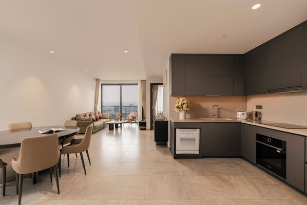 Phòng Suite, 3 phòng ngủ, quang cảnh thành phố | Bộ đồ giường cao cấp, chăn bông, nệm cao su hoạt tính (memory foam)