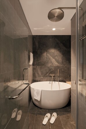 Suite, 3 kamar tidur, pemandangan kota | Kamar mandi | Shower, pancuran hujan, perlengkapan mandi gratis, dan pengering rambut
