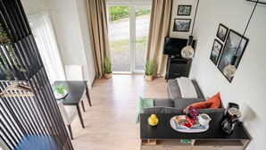 Un espace de vie moderne comprenant un canapé, une table basse et un coin repas.