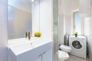 Apartment | Bathroom | Shower, rainfall showerhead, free toiletries, towels - Rental in Rome Pigneto Apartment (Rome)