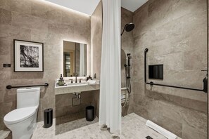 Chambre Deluxe, plusieurs lits, douche accessible en fauteuil roulant, non-fumeurs | Salle de bain | Douche, sèche-cheveux, serviettes fournies, savon