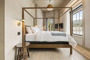 Chambre Deluxe, plusieurs lits, douche accessible en fauteuil roulant, non-fumeurs | Coffres-forts dans les chambres, bureau