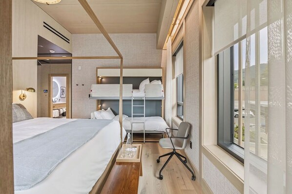 Chambre Deluxe, plusieurs lits, non-fumeurs | Coffres-forts dans les chambres, bureau