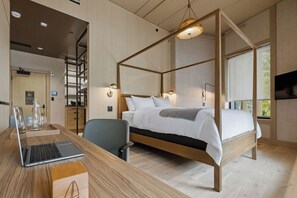 Chambre Deluxe, plusieurs lits, douche accessible en fauteuil roulant, non-fumeurs | Coffres-forts dans les chambres, bureau