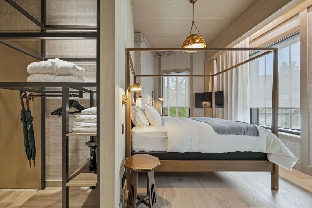 Chambre Deluxe, plusieurs lits, douche accessible en fauteuil roulant, non-fumeurs | Coffres-forts dans les chambres, bureau