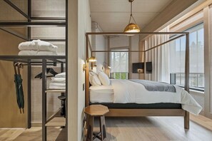 Chambre Deluxe, plusieurs lits, douche accessible en fauteuil roulant, non-fumeurs | Coffres-forts dans les chambres, bureau