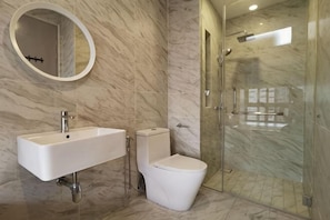 Ein Badezimmer mit Waschbecken, Toilette und einer Duschkabine.