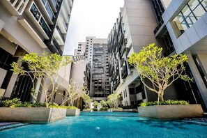 A modern building with a central pool, surrounded by trees and other greenery. - Thermospace Imperio A-27-07 Melaka City (Melaka)