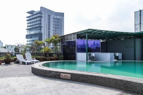 حمام سباحة خارجي