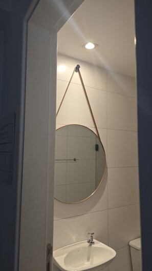 Sèche-cheveux, papier toilette