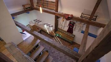Cribs/infant beds