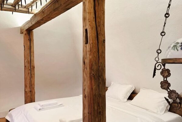 Cribs/infant beds