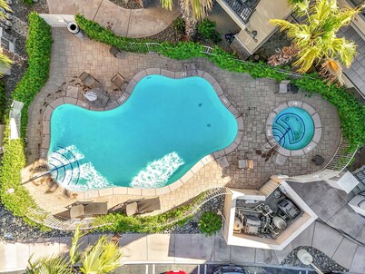 Festival & Fairway Retreat: Walk to Shuttle + Golf Nearby