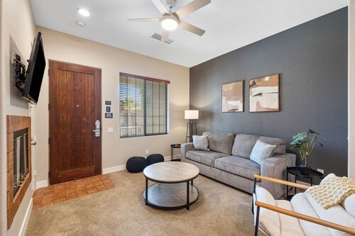 Festival & Fairway Retreat: Walk to Shuttle + Golf Nearby