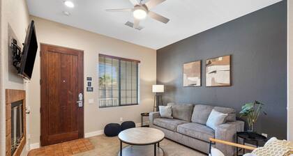 Festival & Fairway Retreat: Walk to Shuttle + Golf Nearby
