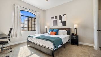 アイロン / アイロン台、WiFi (無料)、ベッドシーツ