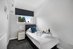 Tabla de planchar con plancha, wifi y ropa de cama 