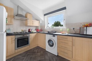 Fridge, microwave, oven, stovetop - Premier - Clydesdale Apartment (North Lanarkshire)
