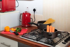 Réfrigérateur, micro-ondes, four, plaque de cuisson