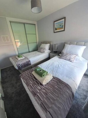 2 chambres, fer et planche à repasser, Wi-Fi, draps fournis